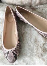 Load image into Gallery viewer, Living In The Wild Snakeskin Flats
